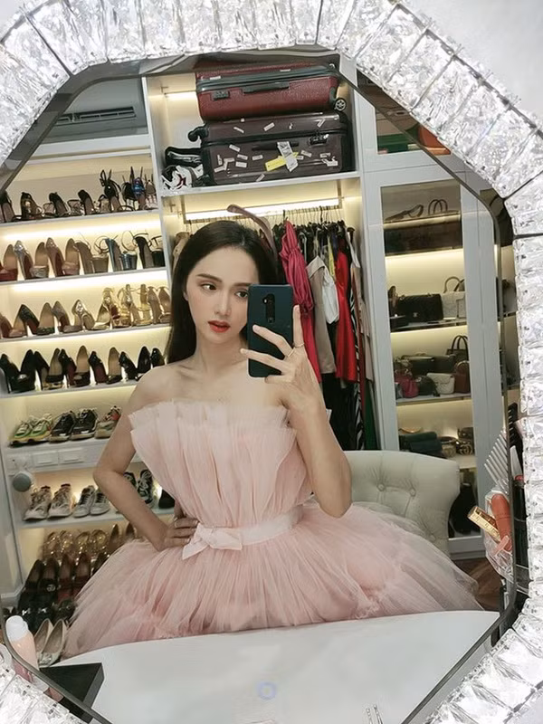 Ngoài ra, Hương Giang cũng được xem là "mỹ nữ hàng hiệu" khi liệc tục diện những "bộ cánh" đắt giá nhất đến từ các thương hiệu nổi tiếng thế giới. Ảnh: Instagram