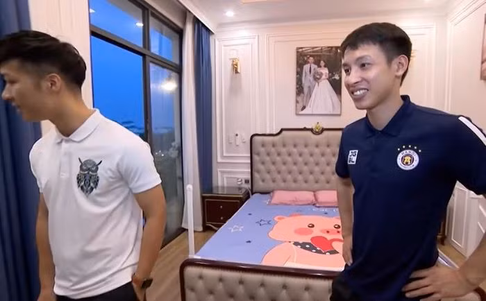 Không gian phòng ngủ được trang trí đơn giản nhưng ấm cúng, sang trọng.