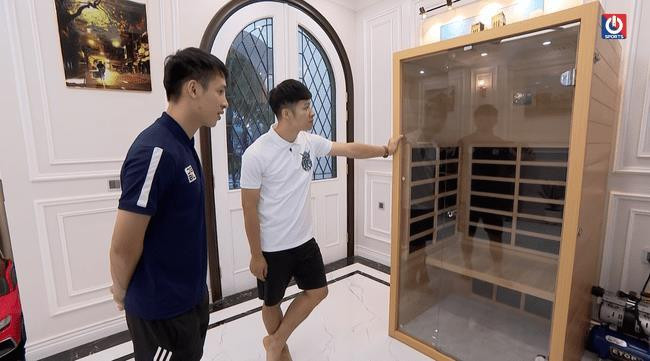 Trong một đoạn vlog do vlogger Cán Cris đăng tải trên kênh YouTube mới đây, tiền vệ Hùng Dũng khiến ai nấy đều trầm trồ khi hoàn thiện căn biệt thự hàng chục tỷ làm quà tặng bố mẹ.