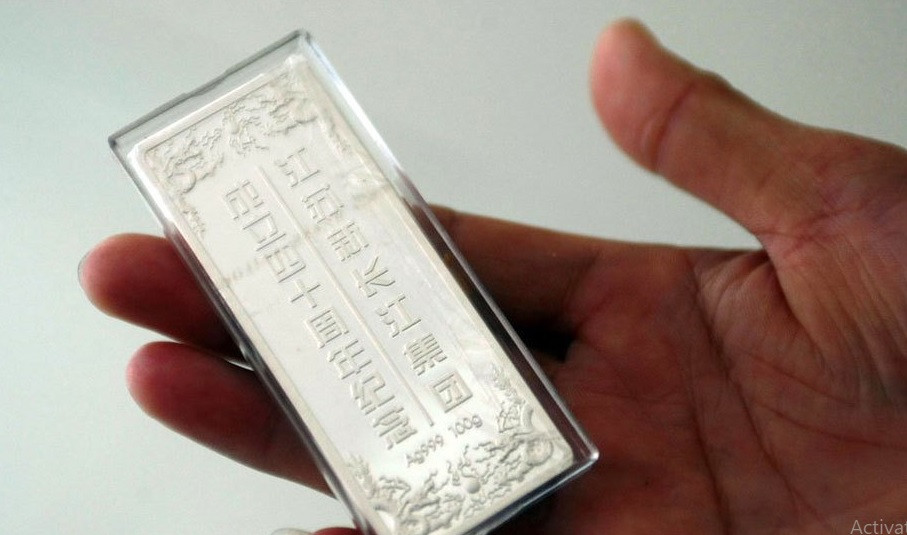 Vào các dịp lễ lớn trong năm, người dân làng Trường Giang còn được chính quyền trao quà bằng tiền mặt hay hiện vật, vàng bạc. Ảnh: QQ