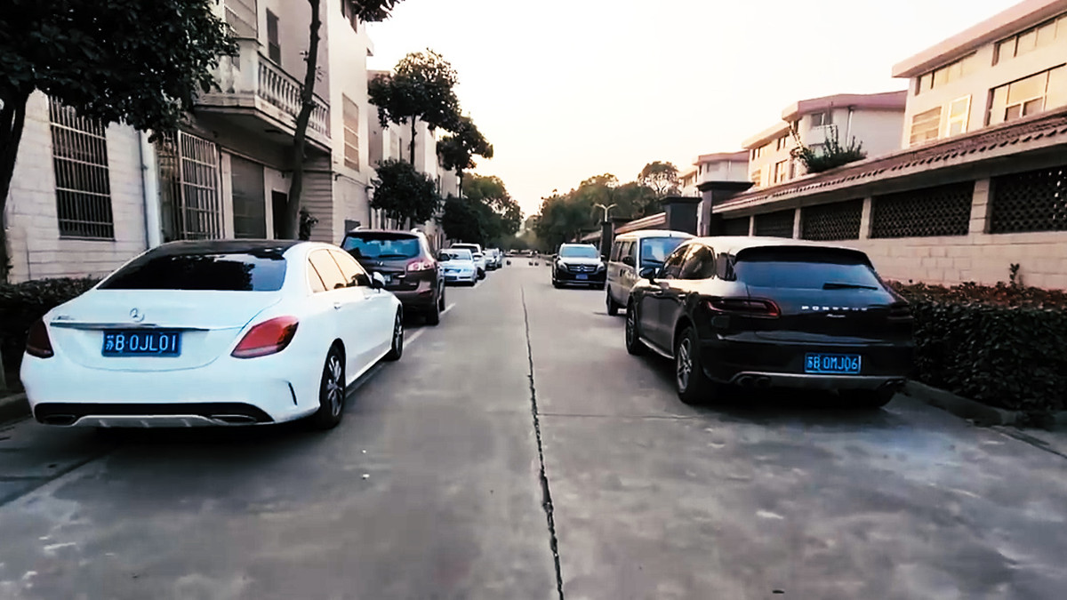 Ngay khi vào cổng làng, du khách không có để bắt gặp cảnh tượng nhà lầu xe hơi bạt ngàn. Đa phần đều là những thương hiệu xe sang như BMW, Mercedes Benz, Porsche...Ảnh: Adu Tour China