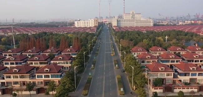 Năm 2008, để kỷ niệm 30 năm Trung Quốc thực hiện cải cách mở cửa, mỗi người dân tại làng Trường Giang được trao khoảng 10.000 nhân dân tệ (hơn 35 triệu đồng) tiền quà. Ảnh: 163