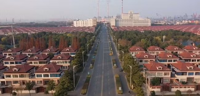 Năm 2008, để kỷ niệm 30 năm Trung Quốc thực hiện cải cách mở cửa, mỗi người dân tại làng Trường Giang được trao khoảng 10.000 nhân dân tệ (hơn 35 triệu đồng) tiền quà. Ảnh: 163