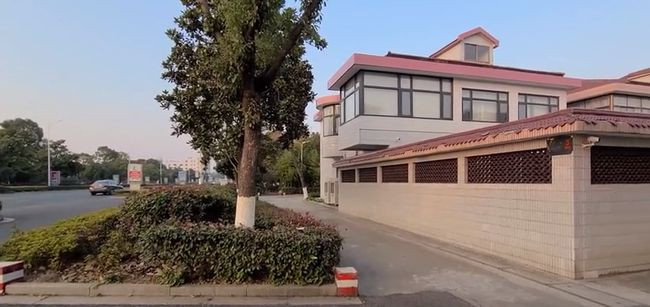 Những ngôi biệt thự tại làng Trường Giang đều được người dân sở hữu hoàn toàn. Họ có toàn quyền mua bán với những bất động sản này. Ảnh: 163