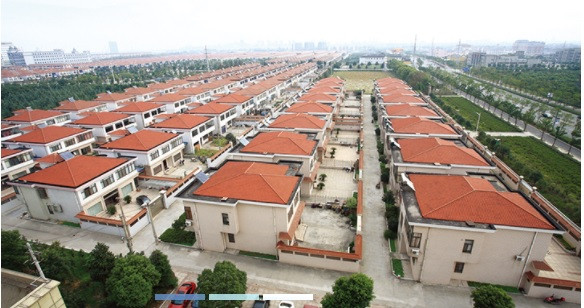 Làng được tập đoàn Trường Giang Mới đầu tư xây dựng và phát triển từ năm 1995. Trong 10 năm đầu tiên, tập đoàn này đã đầu tư hơn 400 triệu nhân dân tệ để xây hàng nghìn biệt thự sang trọng cho các hộ dân. Ảnh: Csjcs