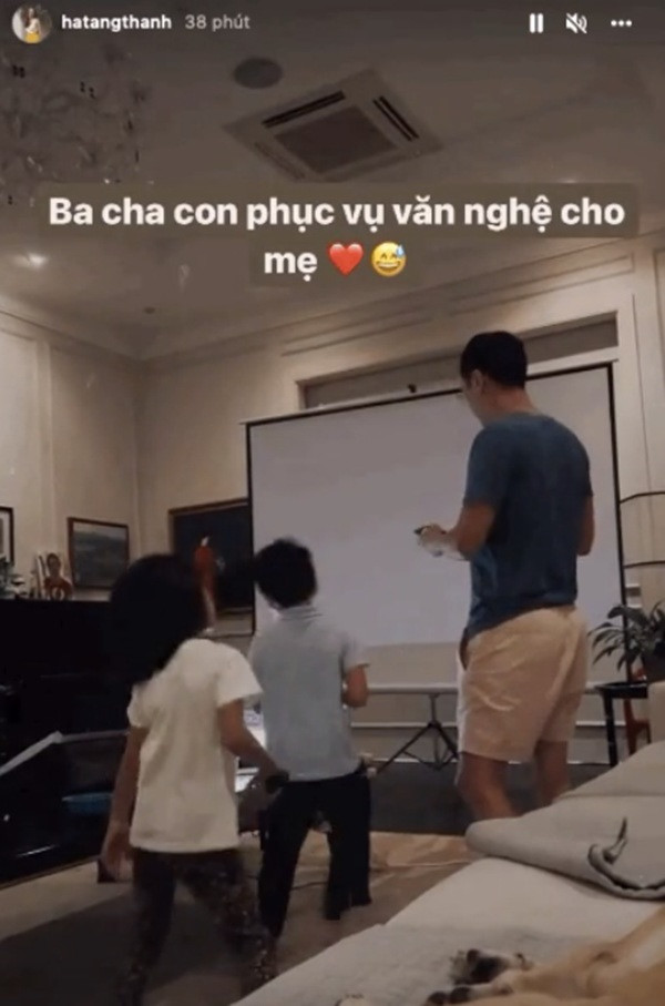 Để phục vụ đam mê ca hát của các con, Hà Tăng - Louis Nguyễn sắm hản chiếc màn chiếu phóng to lên cho các con sử dụng. Ảnh: Instagram