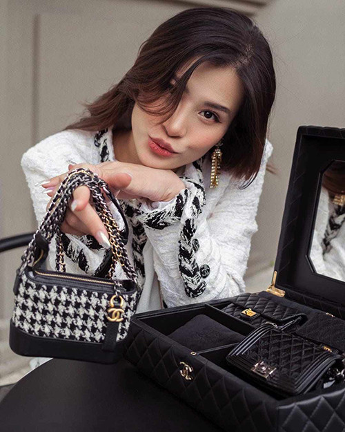 Khi con gái đầu lòng chưa ra đời, Đông Nhi đã sắm nguyên bộ túi Chanel gần 700 triệu để dành cho con. Ảnh: Ngoisao