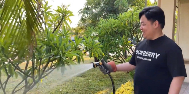 Trong khuôn viên biệt thự, nam ca sĩ trồng rất nhiều cây xanh. Ảnh: FBNV