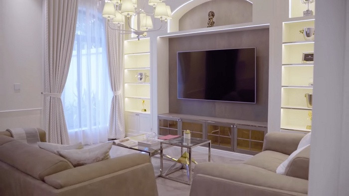 Phòng khách đơn giản nhưng tiện nghi và sang trọng. Điểm nhấn là bộ sofa màu xám nhập khẩu từ Y.