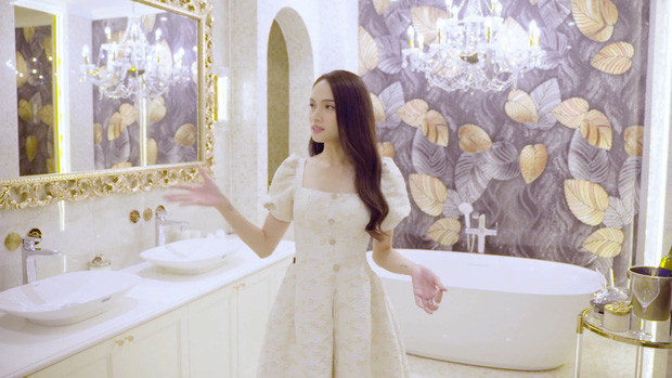 Phòng tắm sang trọng với nhiều họa tiết chạm khắc tinh xảo.