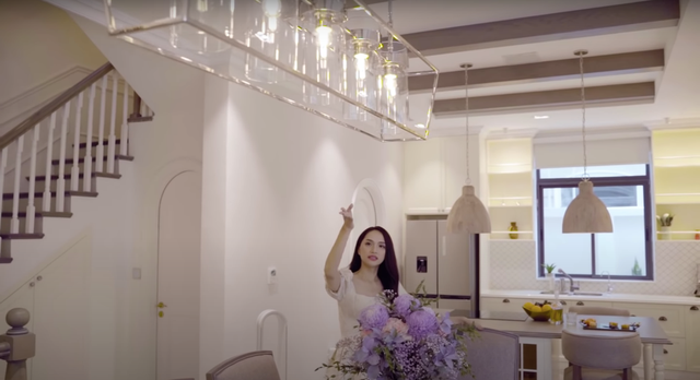 Đặc biệt, nàng hậu còn lắp đặt thêm đèn chùm giá 5.000 USD trên bàn ăn lớn, tạo nên không gian sang trọng như nhà hàng.