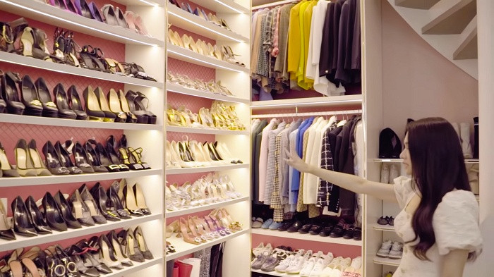 Tủ giày với hàng trăm đôi đủ các loại mẫu mã.
