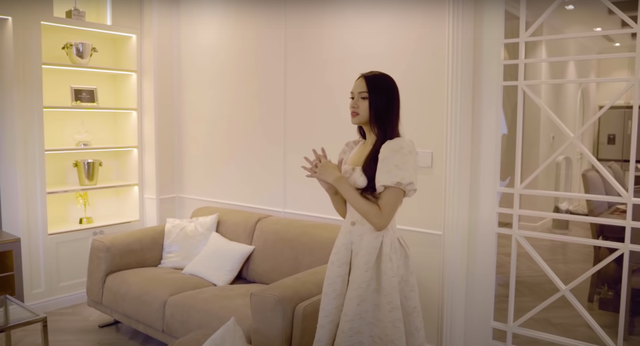 Căn biệt thự của Hương Giang được thiết kế theo phong cách tân cổ điển. Nội thất trong nhà chủ yếu là đồ nhập khẩu với giá thành đắt đỏ.