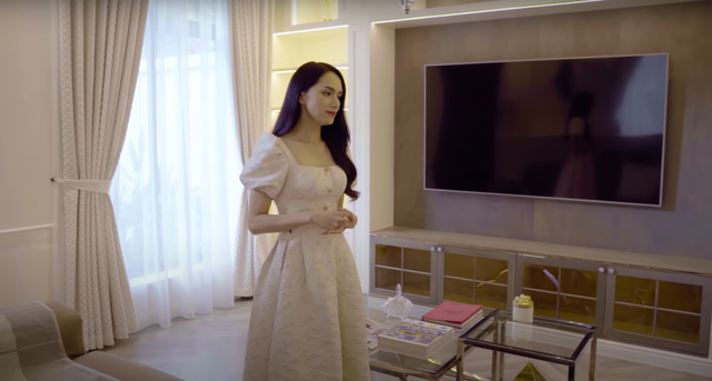 Người đẹp chọn bàn kính sang trọng, rèm cửa hiện đại với hoa văn cổ điển.