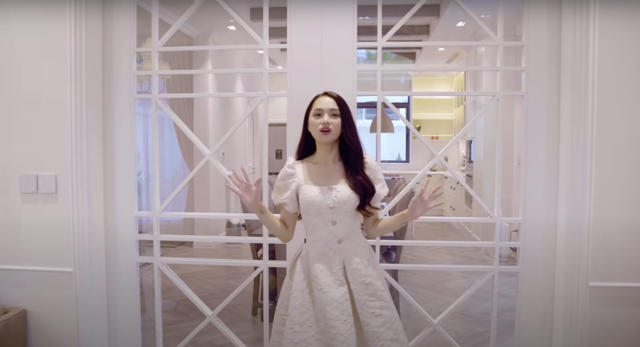 Ngăn cách phòng khách với nhà bếp là cánh cửa trắng.