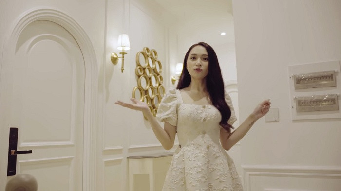 Tầng 2 của căn biệt thự có 5 phòng. Hiện tại, quản lý, trợ lý, cháu Hương Giang đều ở đây, mỗi người một phòng để giữ sự riêng tư, thoải mái.