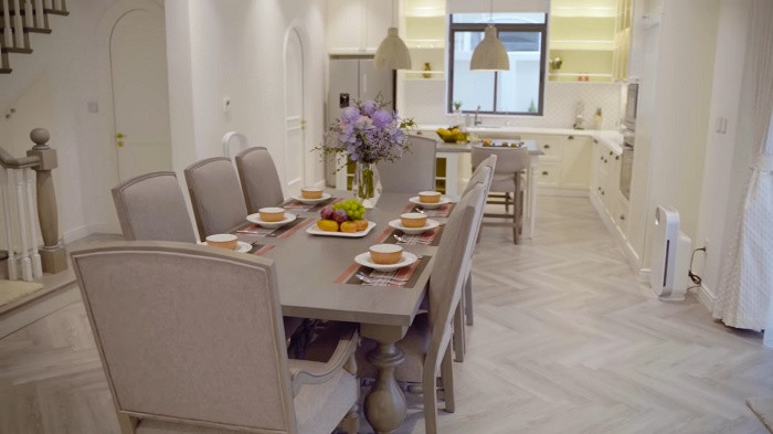 Tất cả bếp, tủ lạnh, lò nướng, máy hút mùi, vòi nước tự động đều từ cùng một thương hiệu nước ngoài.