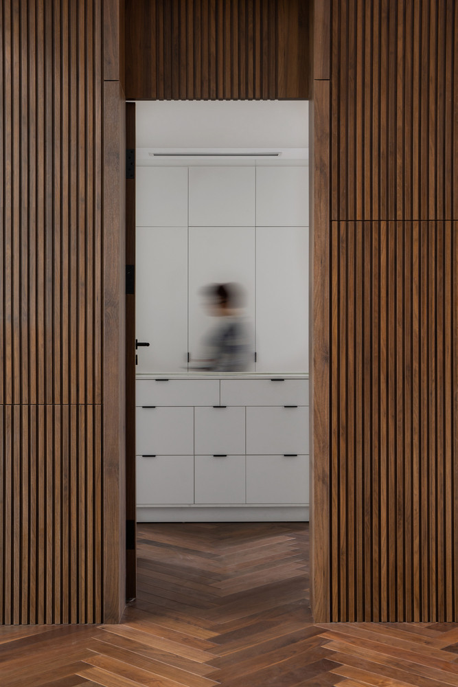 Không chỉ ngoại thất, hình ảnh nan tre còn được đưa vào nội thất qua cửa chính liền kề tủ giày, đến vách dọc hai bên giếng trời, phòng ngủ...