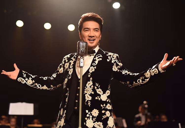 Đàm Vĩnh Hưng được biết đến là một trong những nghệ sĩ giàu nhất nhì của làng giải trí. Anh được cho là đang sở hữu khối tài sản lên đến hàng nghìn tỷ đồng với thu nhập không chỉ đến từ ca hát mà còn nhờ việc kinh doanh. Ảnh: FBNV