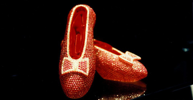 Đôi giày nạm ngọc Harry Winston Ruby Slippers được tạo ra vào năm 1989 để kỷ niệm 50 năm ngày ra mắt "The Wizard of Oz". Nó có giá 3 triệu USD (67,8 tỷ đồng) mang khoảng 25 carat kim cương và 1.500 carat hồng ngọc. Ảnh: Moneyinc