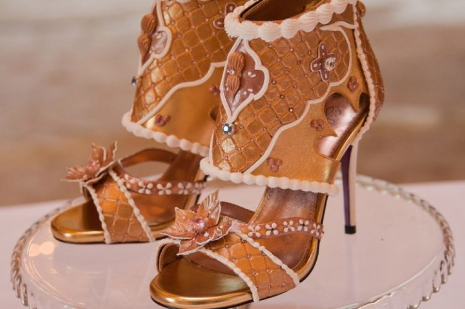 Năm 2017, nhà thiết kế người Anh Debbie Wingham cho ra mắt đôi giày cao gót bọc bằng kim loại quý và đá hiếm với giá bán 15,1 triệu USD (341 tỷ đồng). Ảnh: Oddity Central