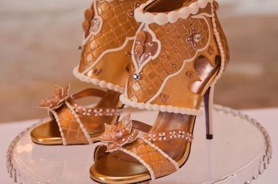 Năm 2017, nhà thiết kế người Anh Debbie Wingham cho ra mắt đôi giày cao gót bọc bằng kim loại quý và đá hiếm với giá bán 15,1 triệu USD (341 tỷ đồng). Ảnh: Oddity Central