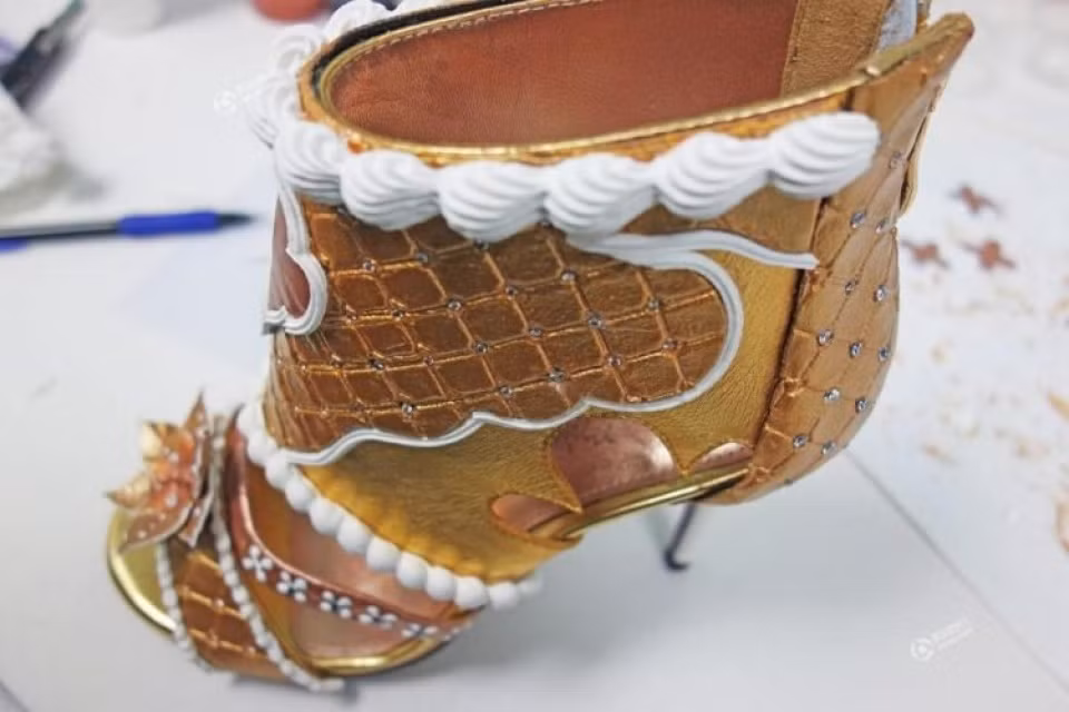 Đôi giày hoàn hảo gồm một viên kim cương hồng 3 carat, 1 viên xanh nước biển 1 cara, mỗi viên trị giá hơn 128.000 USD, 4 viên kim cương 3 carat hoàn hảo không tì vết và bộ kim cương 1.000 viên bọc bạch kim sắp xếp trên các chi tiết, tạo hình một chiếc bánh. Ảnh: Oddity Central