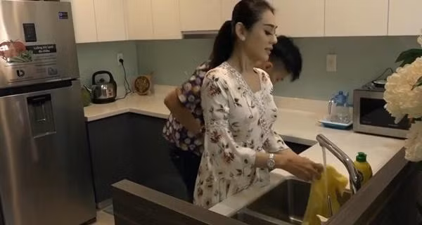 Phòng bếp trong căn hộ của Lâm Khánh Chi khá nhỏ nhưng gọn gàng, sạch sẽ. Ảnh: Lao động