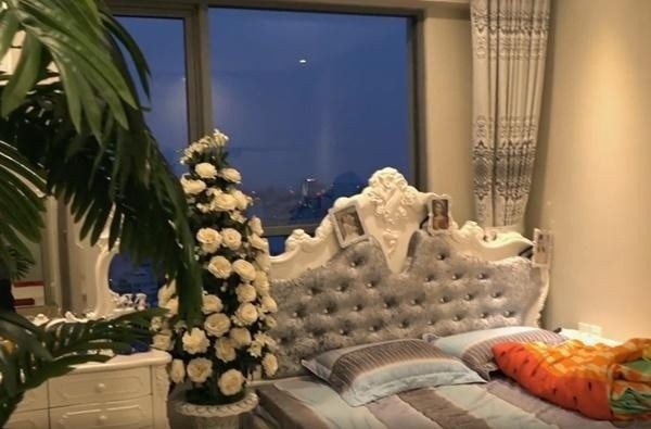 Phòng ngủ của hai vợ chồng nữ ca sĩ có cửa kính rộng nhìn toàn cảnh thành phố. Ảnh: Lao động