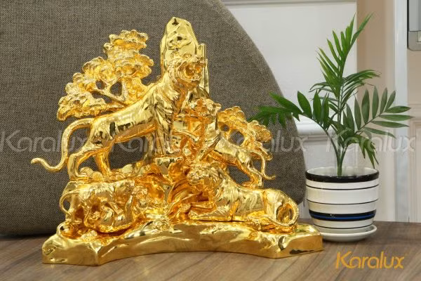 Tượng ngũ hổ mạ vàng 24k cao 35cm là linh vật nổi bật của năm Nhâm Dần 2022 khi có giá tới 65 triệu đồng. Ảnh: Karalux