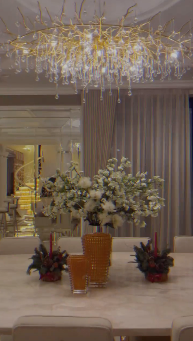 Căn biệt thự của Lệ Quyên lộng lẫy không khác một lâu đài với gam màu vàng trắng và điểm nhấn là những chiếc đèn trần lấp lánh.