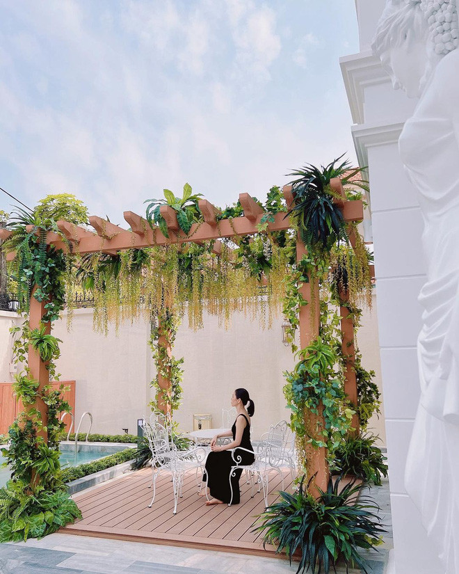 Một góc thư giãn sang chảnh trong nhà của Lệ Quyên.