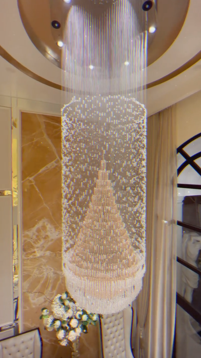 Ca sĩ Lệ Quyên từng tiết lộ chiếc đèn chùm dài hơn 2m và rất vất vả mới có thể treo lên.