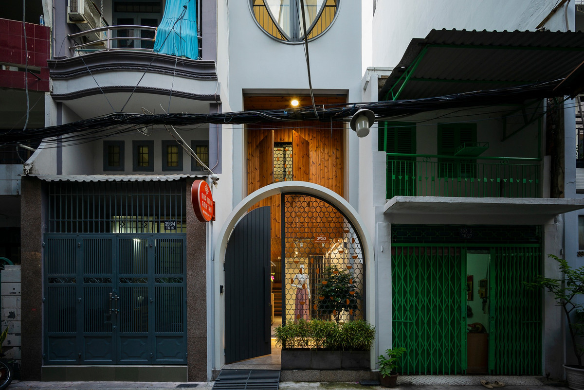 Căn nhà vừa là tổ ấm của ba người vừa là tiệm may của em gái gia chủ nên mục tiêu của các kiến trúc sư là tối ưu hóa diện tích, đảm bảo riêng tư cho mỗi thành viên nhưng vẫn tạo được sự gắn kết.