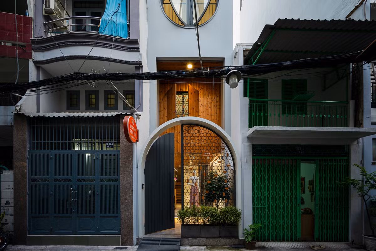 Căn nhà vừa là tổ ấm của ba người vừa là tiệm may của em gái gia chủ nên mục tiêu của các kiến trúc sư là tối ưu hóa diện tích, đảm bảo riêng tư cho mỗi thành viên nhưng vẫn tạo được sự gắn kết.