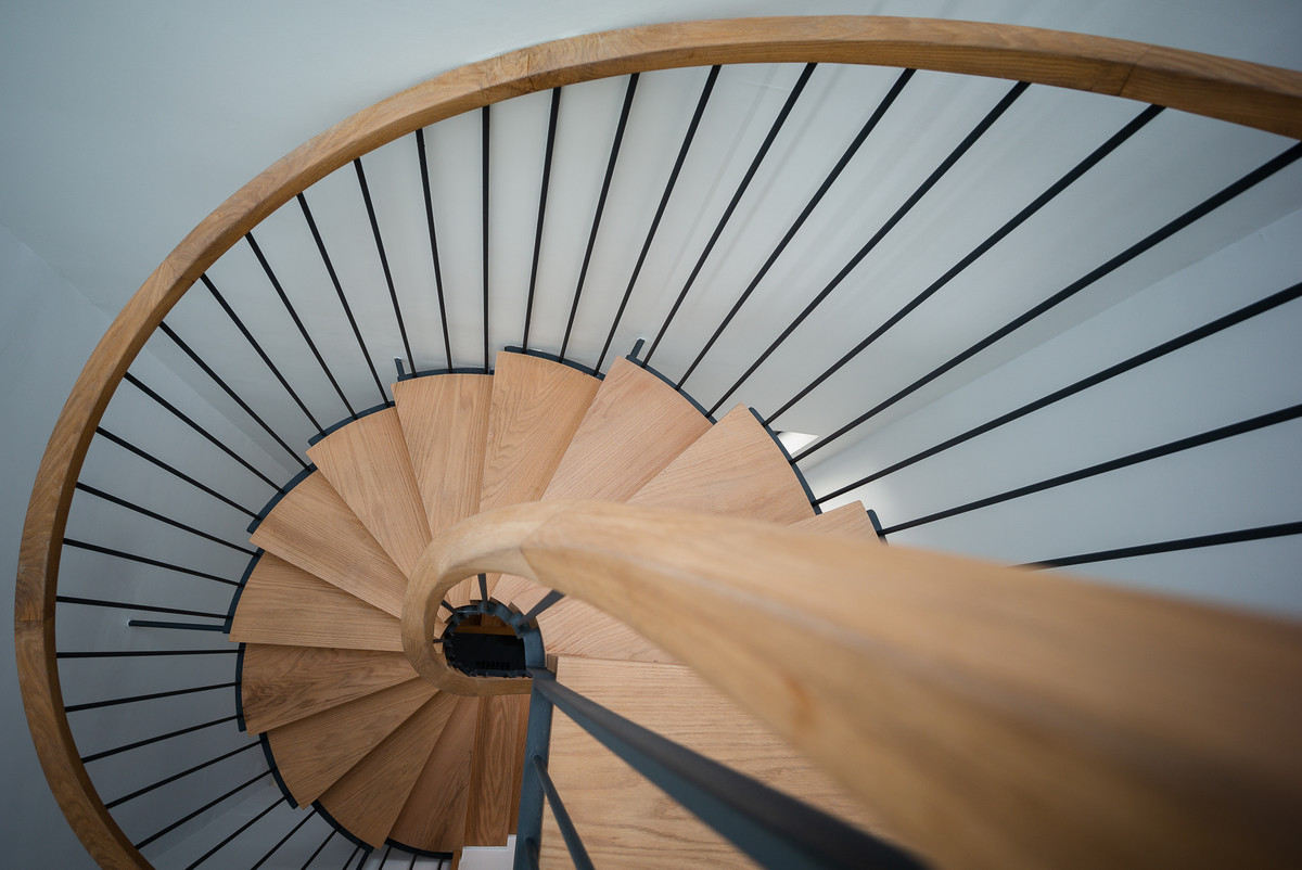 Cầu thang được ví như một con đường theo phương đứng, nép về phía sau nhà nhằm ưu tiên diện tích cho không gian sinh hoạt.