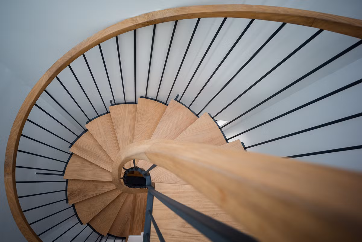 Cầu thang được ví như một con đường theo phương đứng, nép về phía sau nhà nhằm ưu tiên diện tích cho không gian sinh hoạt.