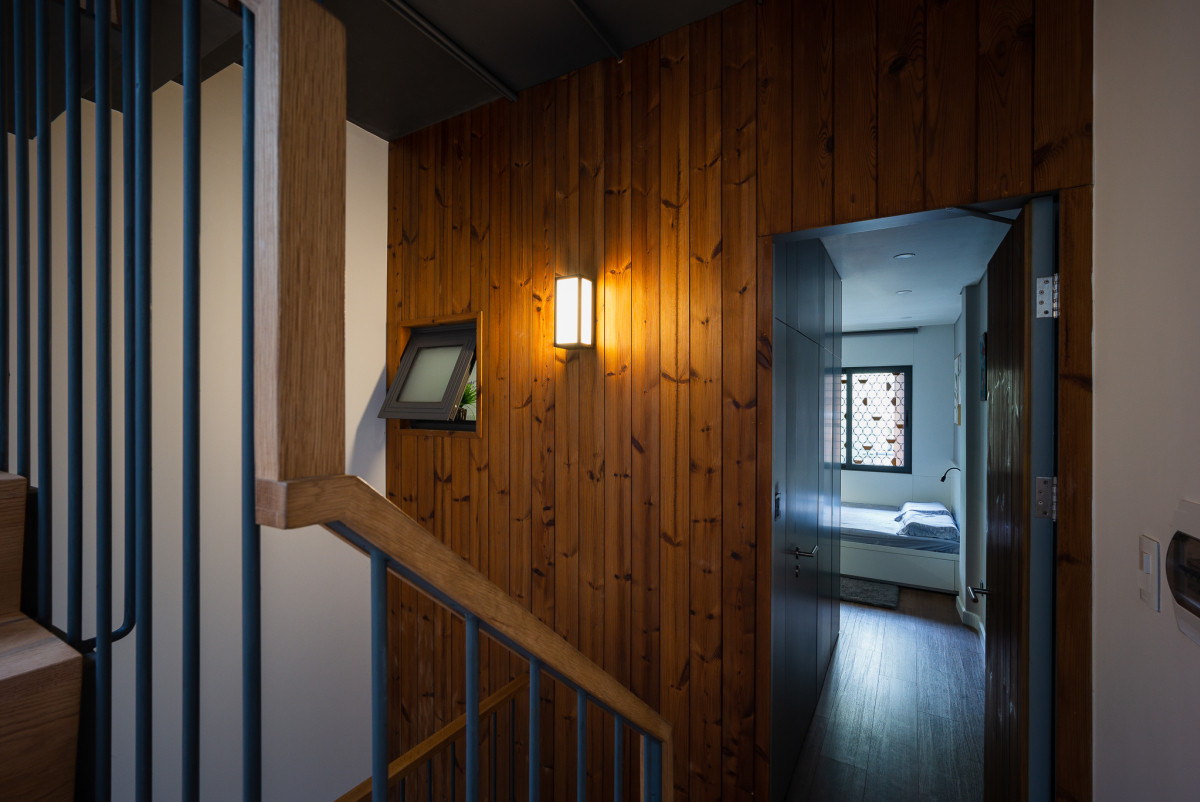 Tầng 2 được thiết kế lùi vào so với các tầng trên, khiến người đứng dưới sảnh tầng một có cảm giác không gian cao, thoáng hơn thực tế.