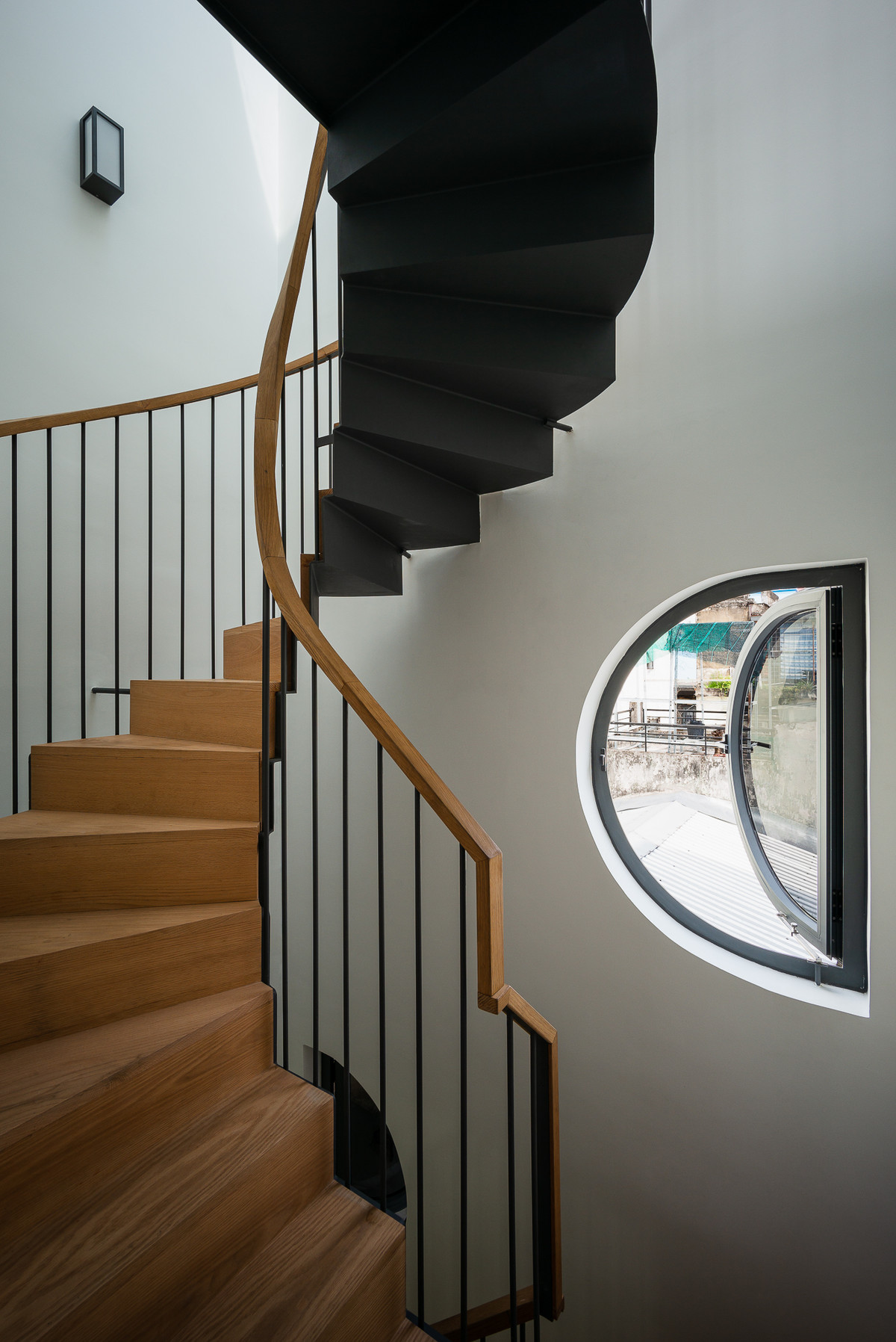 Cầu thang chữ U dị biến dần chuyển dần thành cầu thang tròn.