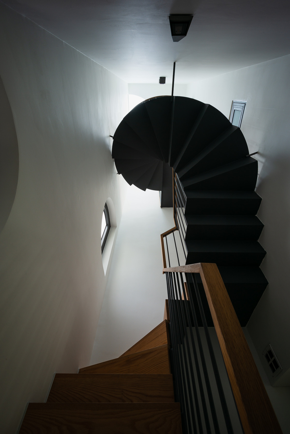 Điểm cuối cùng để chạm tới ánh sáng tự nhiên ở cuối con đường là một cửa sổ mái kính hình bán nguyệt với đầy ánh sáng tự nhiên. Nguồn ảnh: Quang Trần