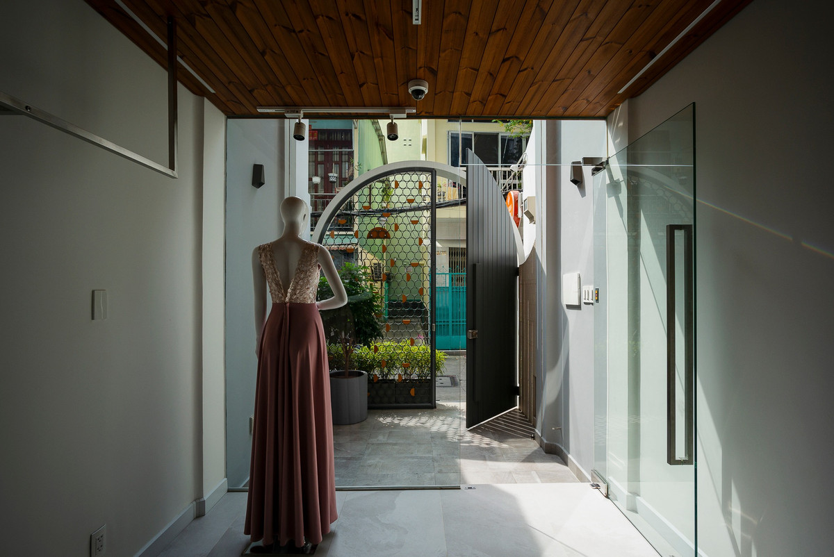 Tầng 1 là tiệm may đồ, phía trước có khoảng sân nhỏ để đỗ xe.