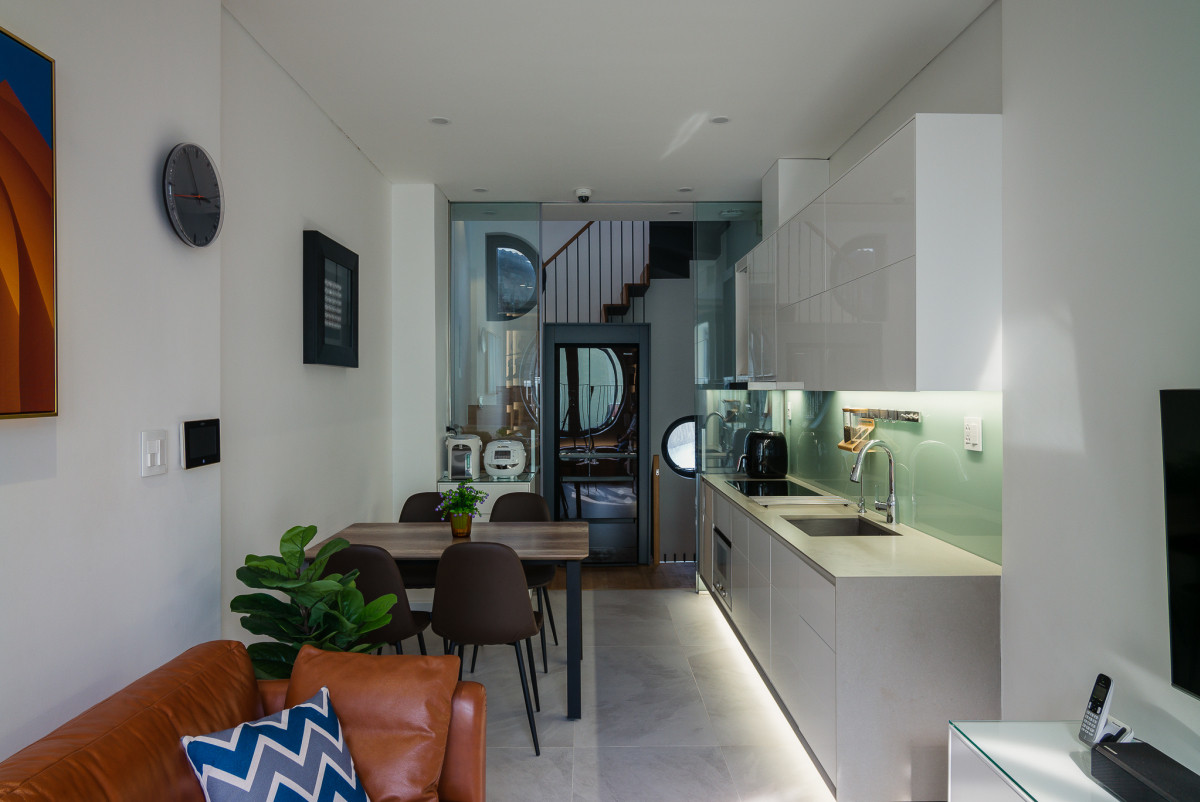 Phòng khách, bếp và bàn ăn thông nhau.