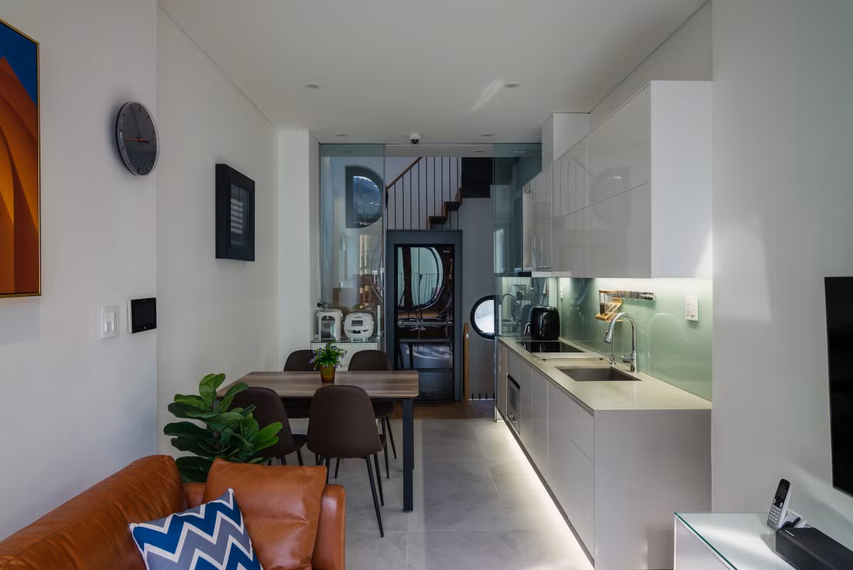 Phòng khách, bếp và bàn ăn thông nhau.