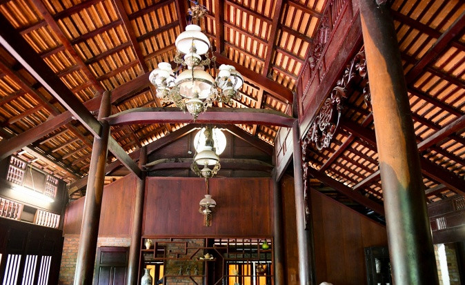 Để tăng thêm vẻ đẹp cho căn nhà, ông Dũng lắp trên trần nhà các giàn đèn. Ảnh: Công luận