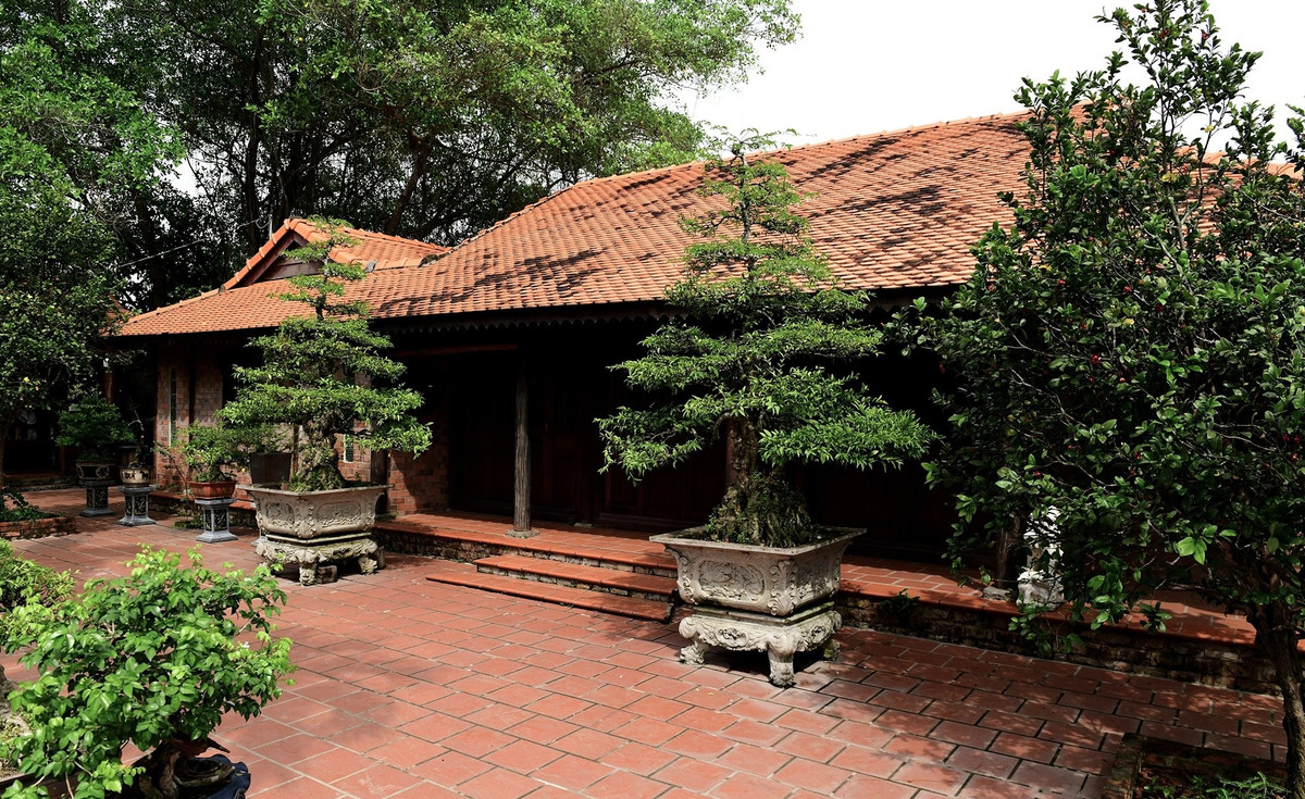 Thay vì làm kiểu giả cổ như nhiều người, năm 2002 ông Dũng mua một ngôi nhà cổ gần 100 năm tuổi ở Bình Dương về dựng lại. Ảnh: Dân trí