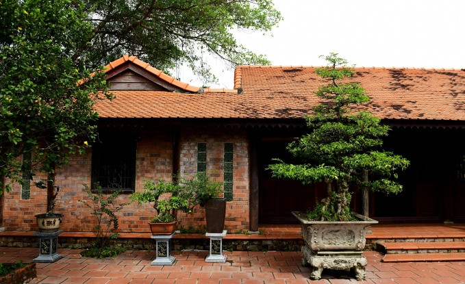 Sân phía trước trang trí thêm các chậu cảnh. Ảnh: Công luận