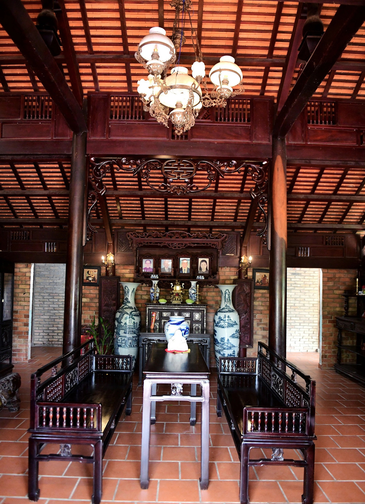 Kiến trúc hoa văn trên cửa, cột, kèo... giữ nguyên nét tinh xảo. Ảnh: Dân trí