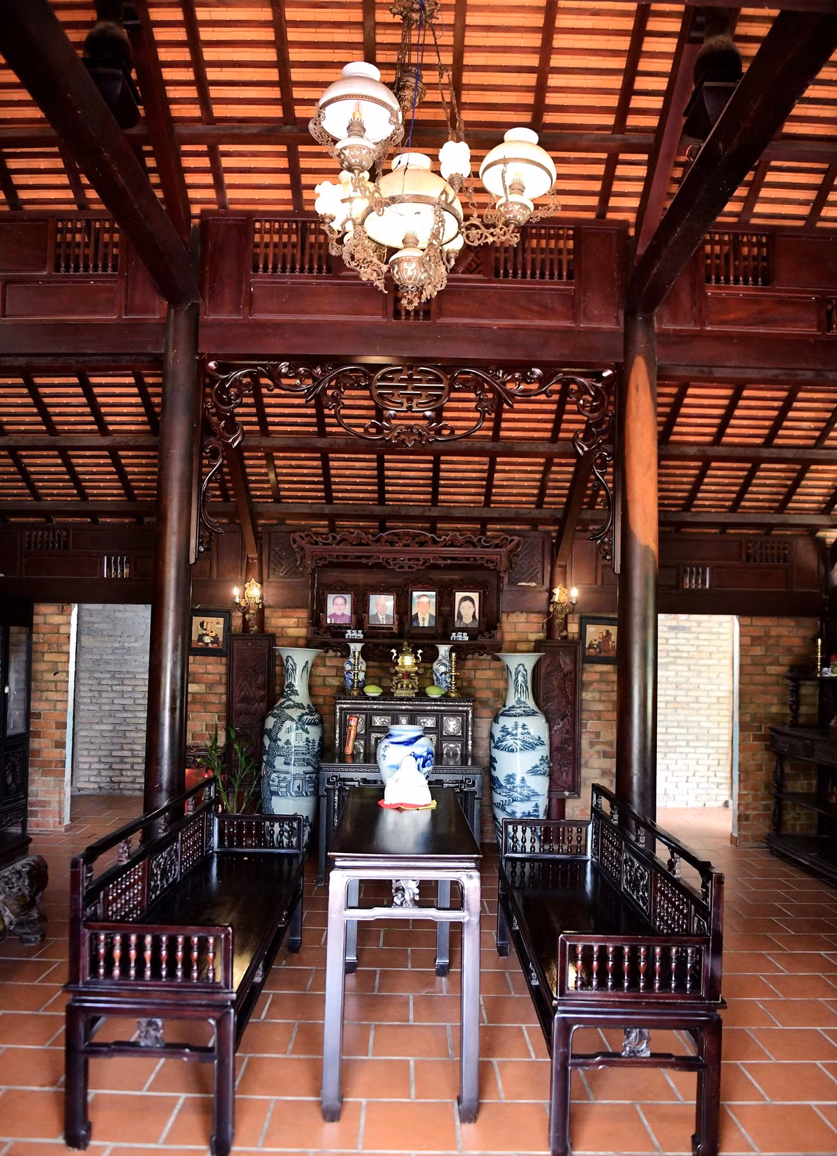 Kiến trúc hoa văn trên cửa, cột, kèo... giữ nguyên nét tinh xảo. Ảnh: Dân trí