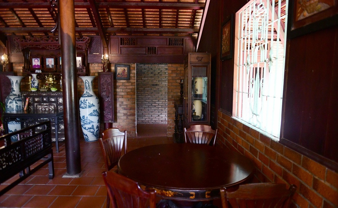 Hai gian trái, phải của căn nhà được ông Dũng kê thêm bàn ghế, bộ phản gỗ. Ảnh: Dân trí