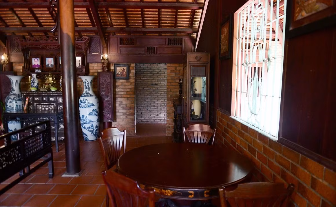 Hai gian trái, phải của căn nhà được ông Dũng kê thêm bàn ghế, bộ phản gỗ. Ảnh: Dân trí